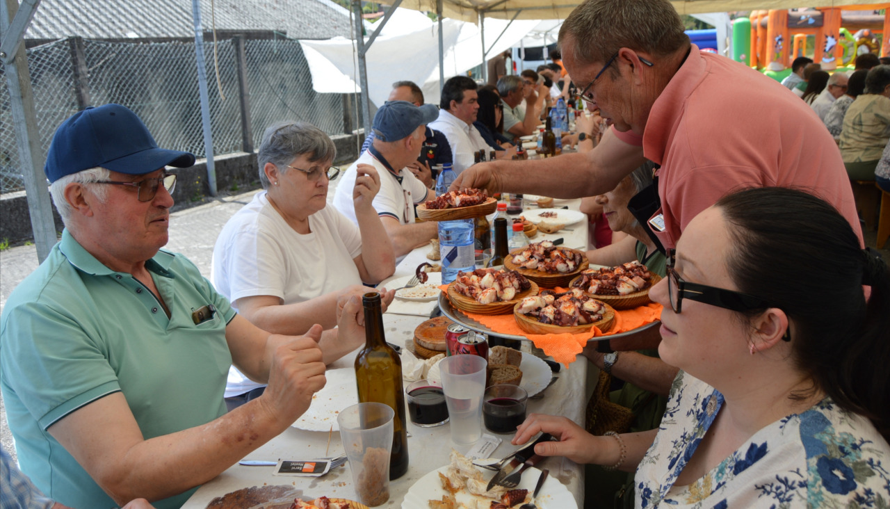 La comida a base de empanada, pulpo 'a fartar', churrasco mixto, postre y café, tuvo lugar debajo de una carpa para protegerse de los rayos de sol y las elevadas temperaturas