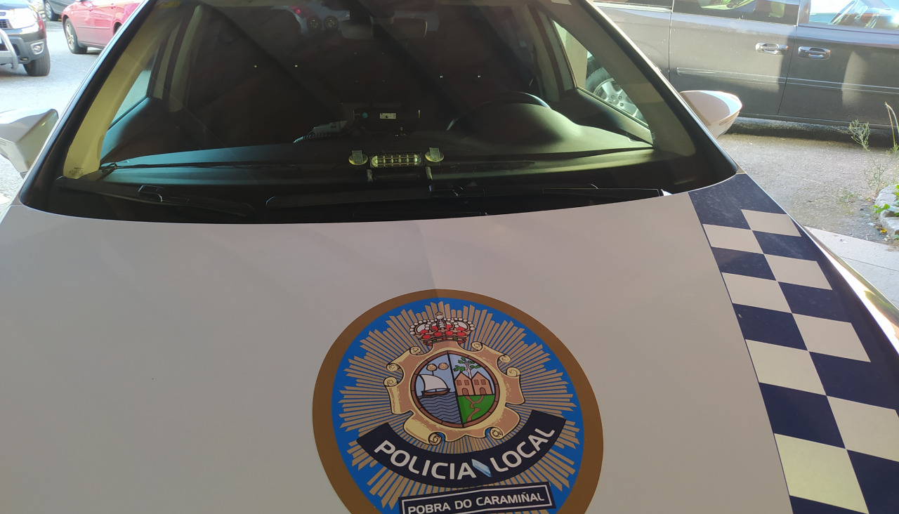 La Policía Local pobrense acudió con un coche patrulla, en una imagen de archivo, al aviso de un alertante sobre una mujer desorientada y que pudiera estar huyendo de alguien