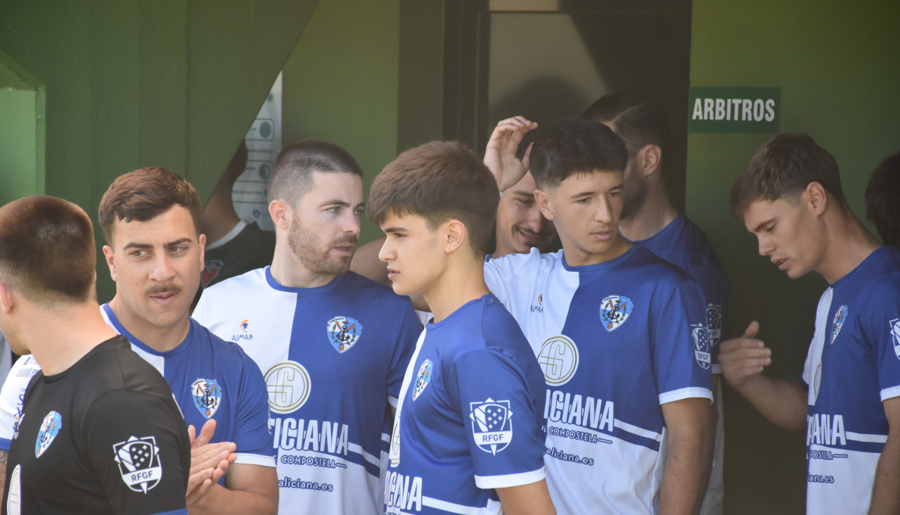 Los jugadores del Portonovo antes del saltar al campo de Vista Alegre.JPG