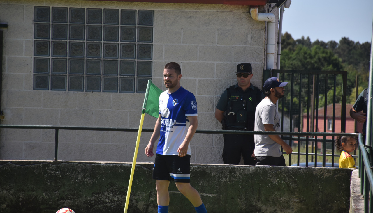 Jesús se dispone a lanzar un córner.JPG