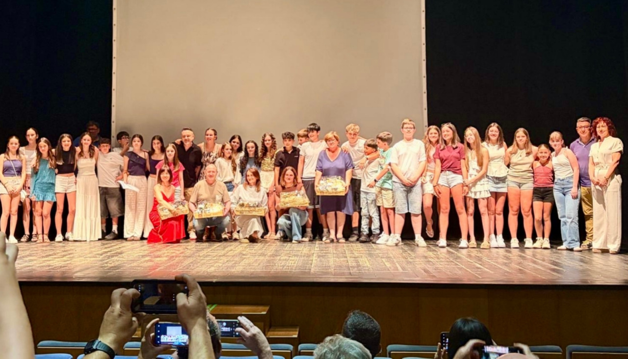 La gala se cerró con una foto de familias de la comunidad educativa participante en la gala audiovisual del instituto rianxeiro