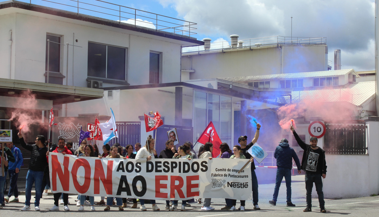 Concentración frente a la fábrica cesureña contra el ERE