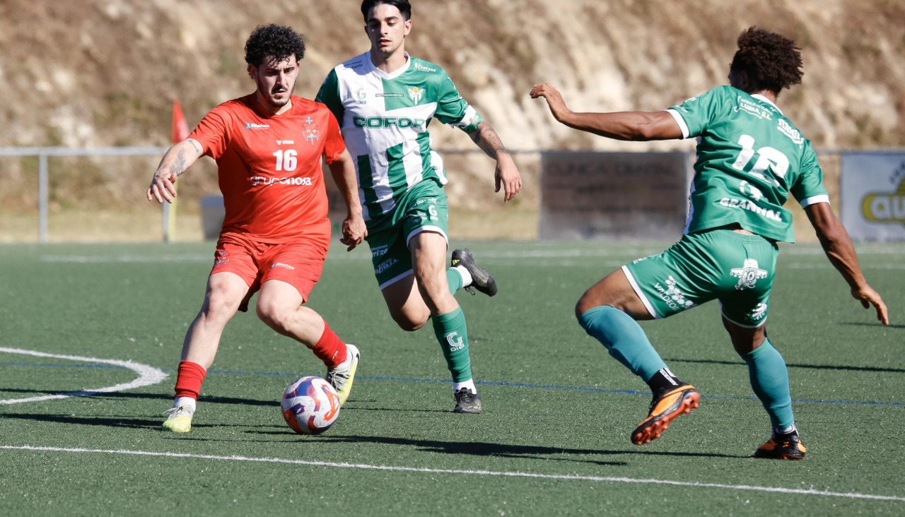 Rebo intenta filtrar un pase interior entre una nube de jugadores del Córgomo, que plantearon un entramado defensivo muy difícil de penetrar ayer en Vilas