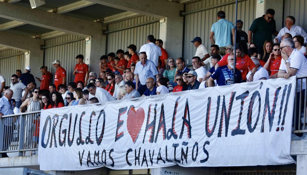 Muy buen ambiente en el campo de Vilas para apoyar ayer al equipo rianxeiro en su nueva tentativa de ascenso