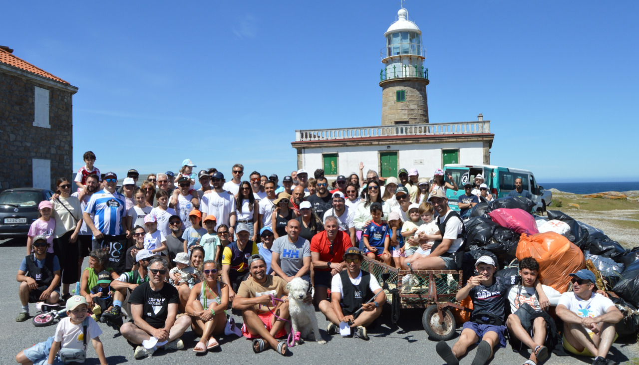 Un nutrido grupo de los participantes se reunieron delante del faro