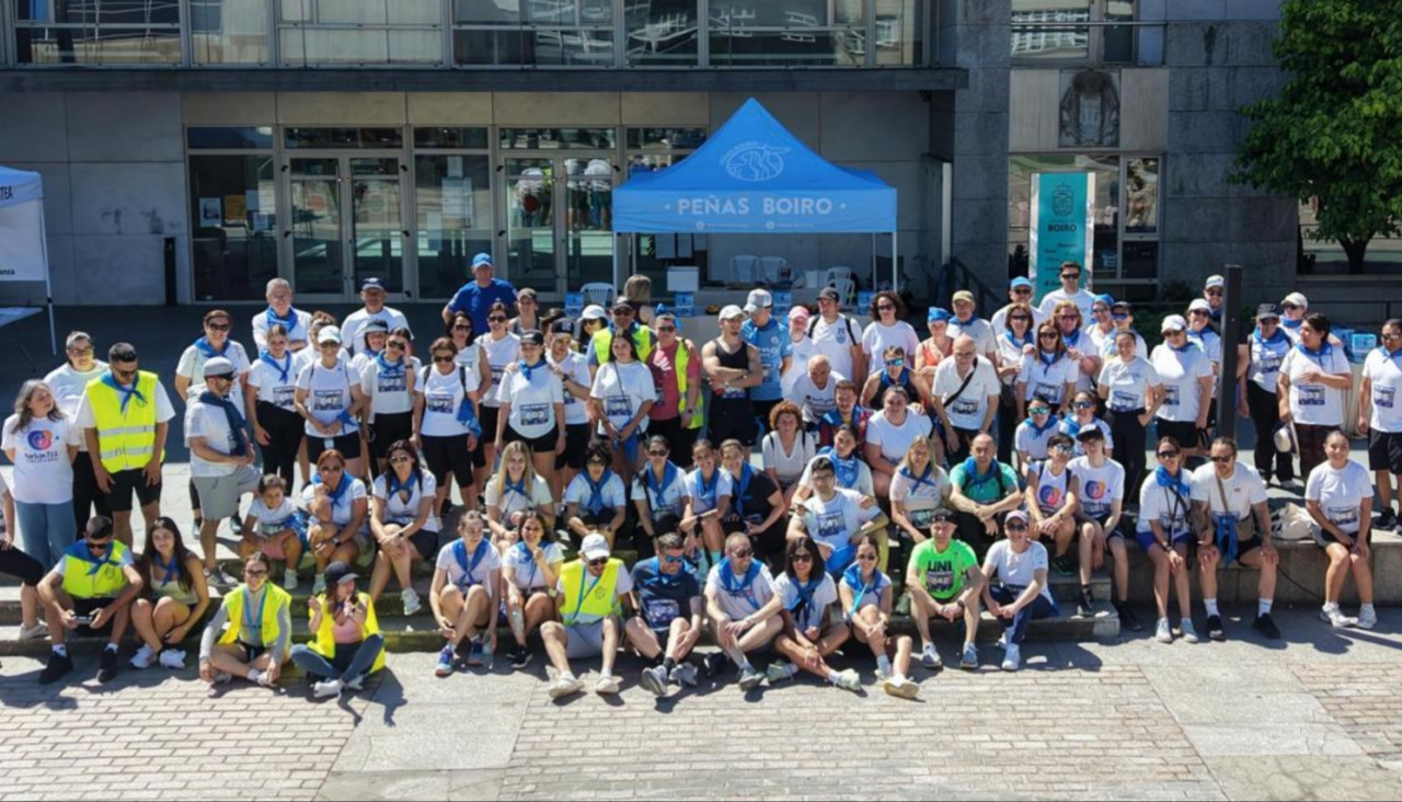 Una parte de los participantes en la caminata en favor de BarbanTEA  se hicieron una foto de grupo antes de tomar la salida
