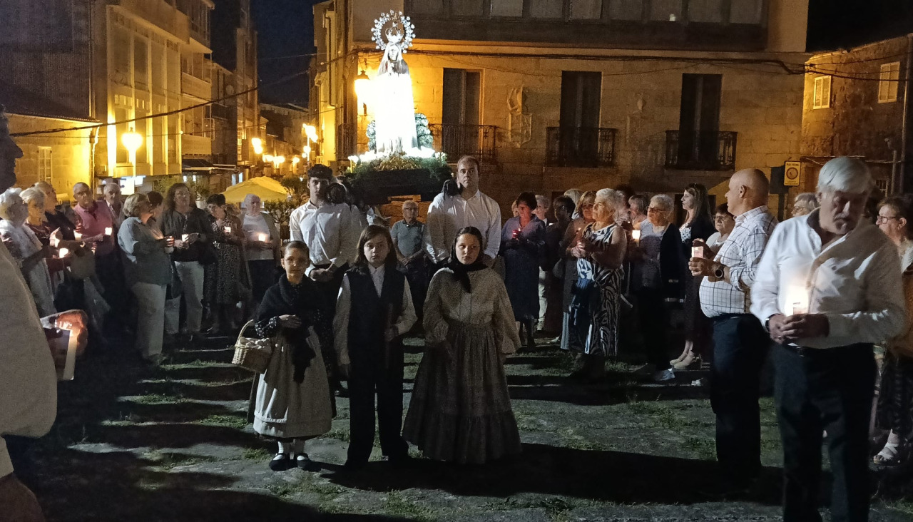 La talla de la Virgen de Fátima volvió a recorrer las calles y plazas de la villa rianxeira