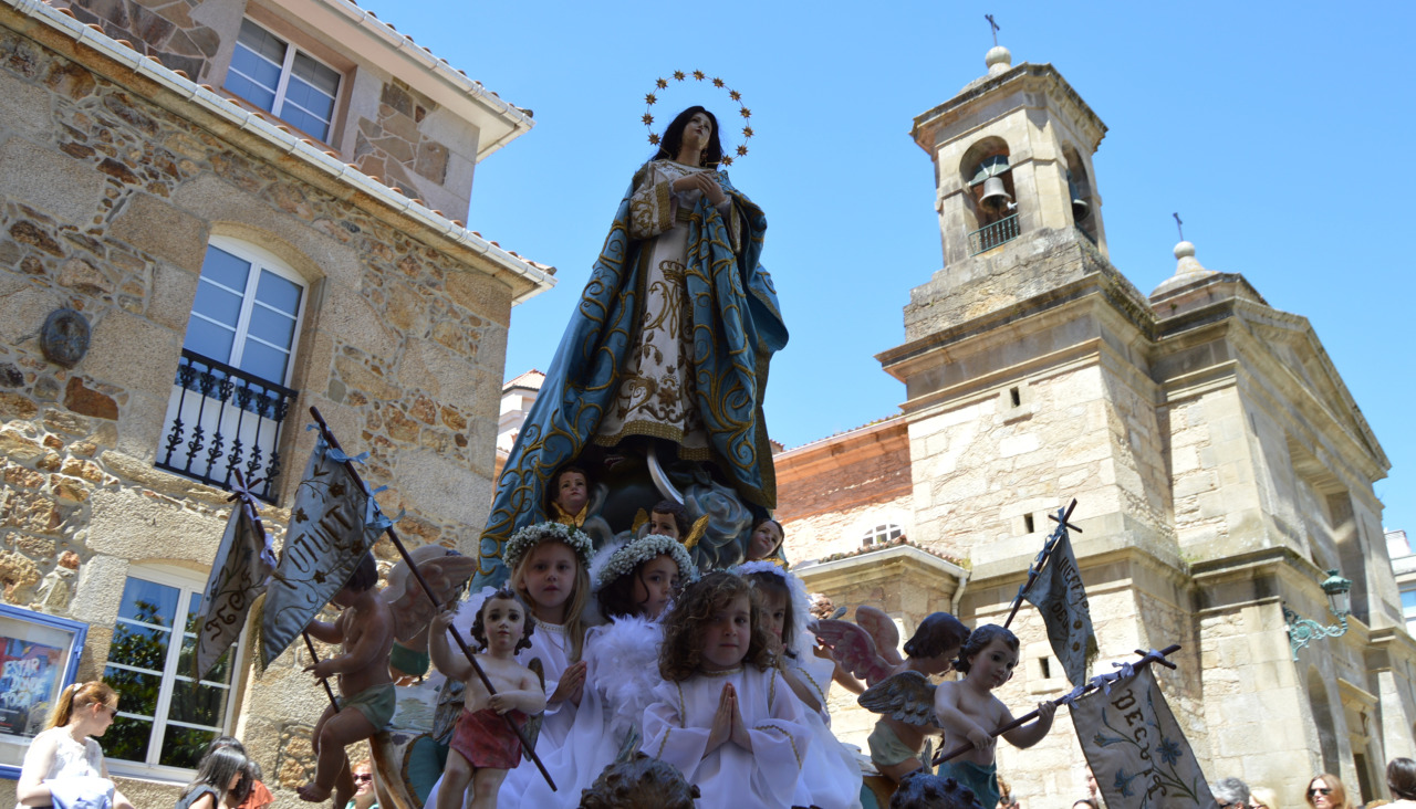 Imagen de algunas de la Hijas de María que tuvieron el privilegio de desfilar sentadas a los pies de la imagen de la Virgen en una carroza