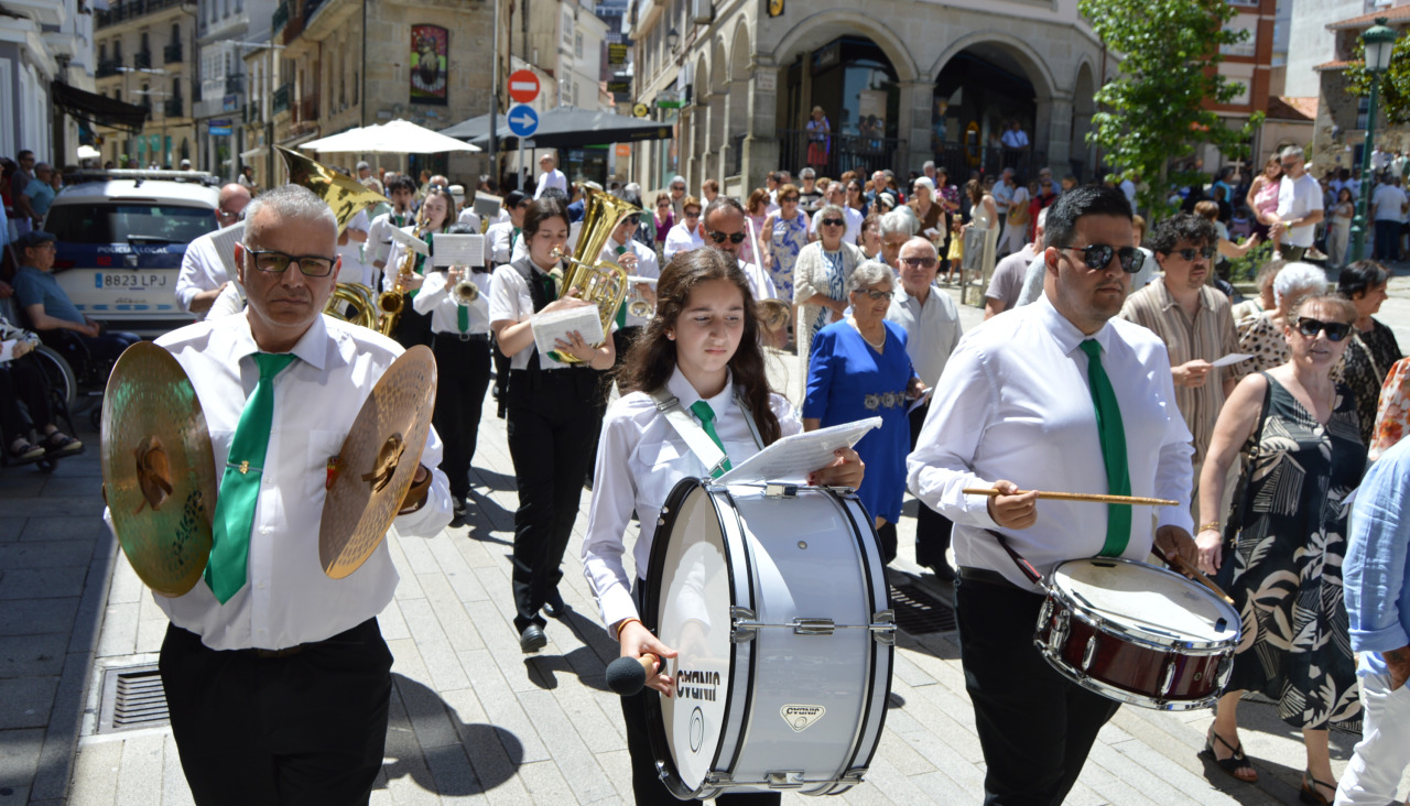 La Banda de Música de Caamaño acompañó con la interpretación de varios ritmos la procesión de las Hijas de María en la ciudad