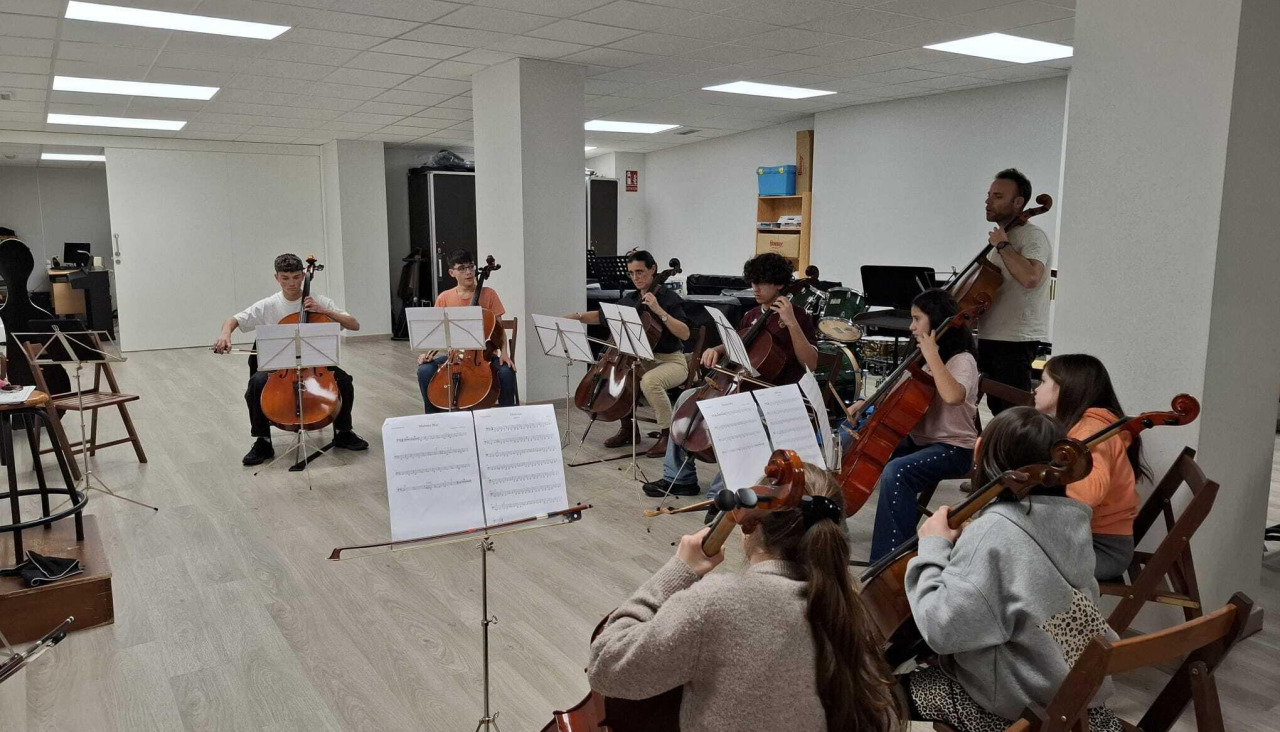 Una clase de violonchelo en la Escuela de Música de Sanxenxo