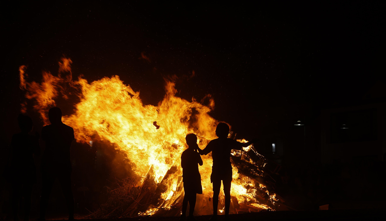 Una hoguera de San Xoán en una playa de la comarca