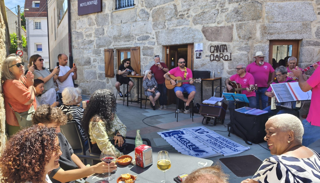Asistentes a uno de las actuaciones musicales organizadas en la jornada gastronómica
