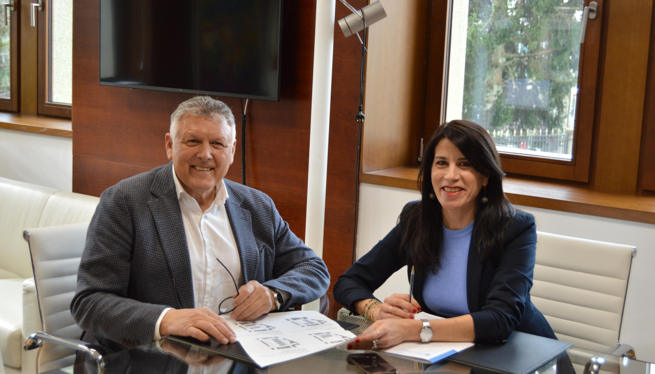 La conselleira de Vivenda, María Martínez Allegue, y el alcalde de Sanxenxo, Telmo Martín, en la firma de la cesión de terrenos