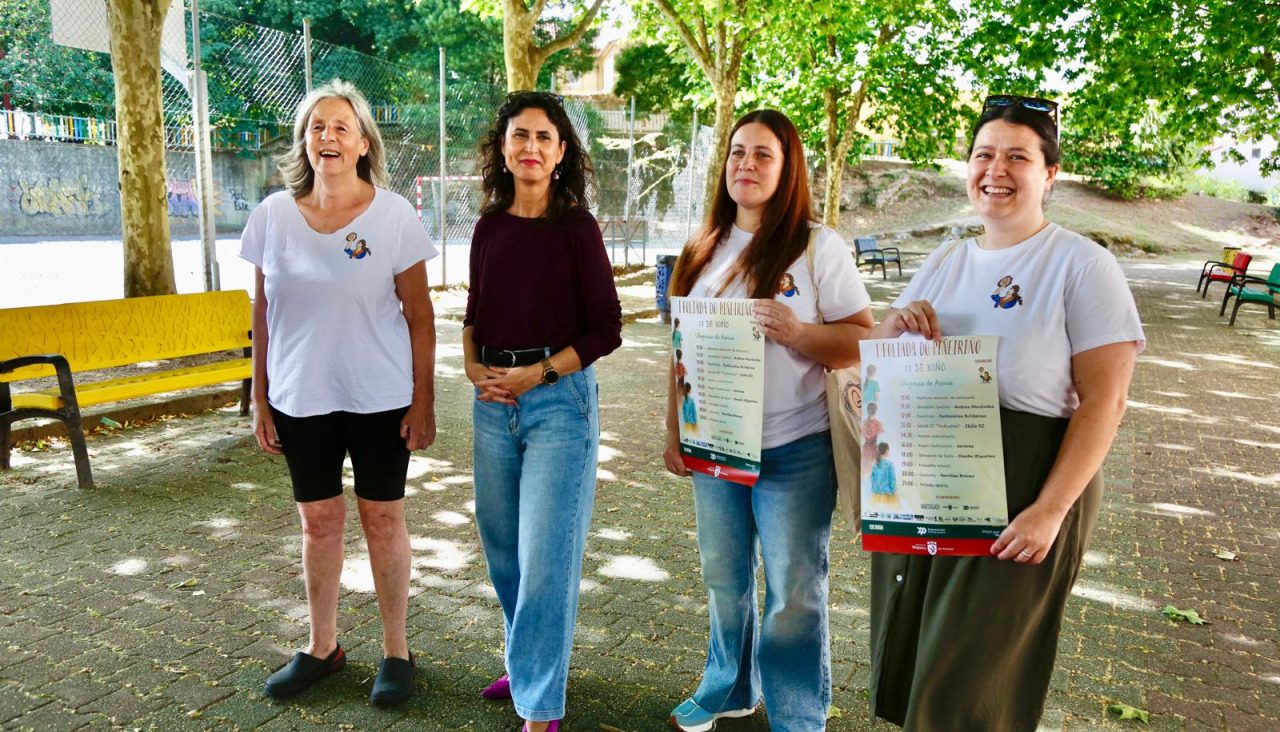A concelleira de Cultura, Sonia Outón, coa directiva da asociación As Gharbosas na presentación do evento