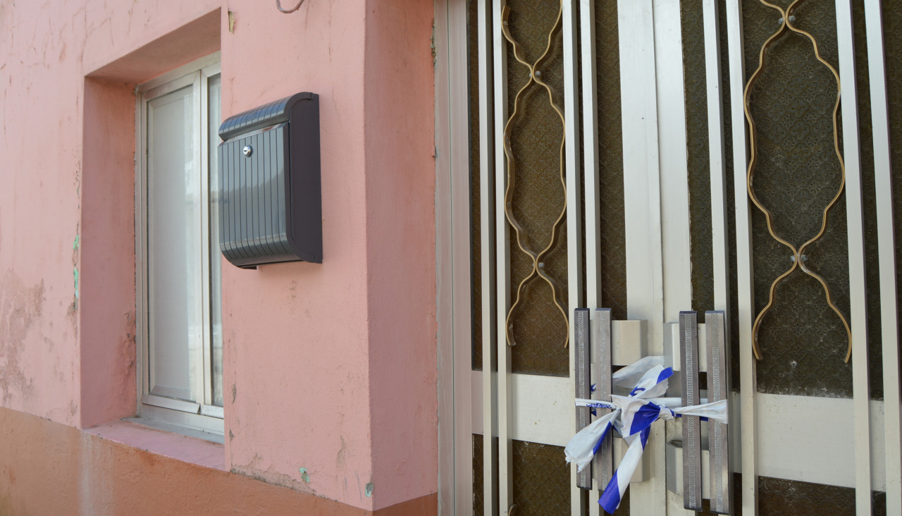 La Policía Nacional precintó la puerta con una cinta al no poder cerrarla tras los daños sufridos en la cerradura, que posteriormente cambió su propietaria