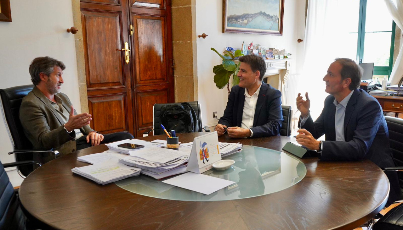 El alcalde, Alberto Varela, se reunió con responsables de Renfe