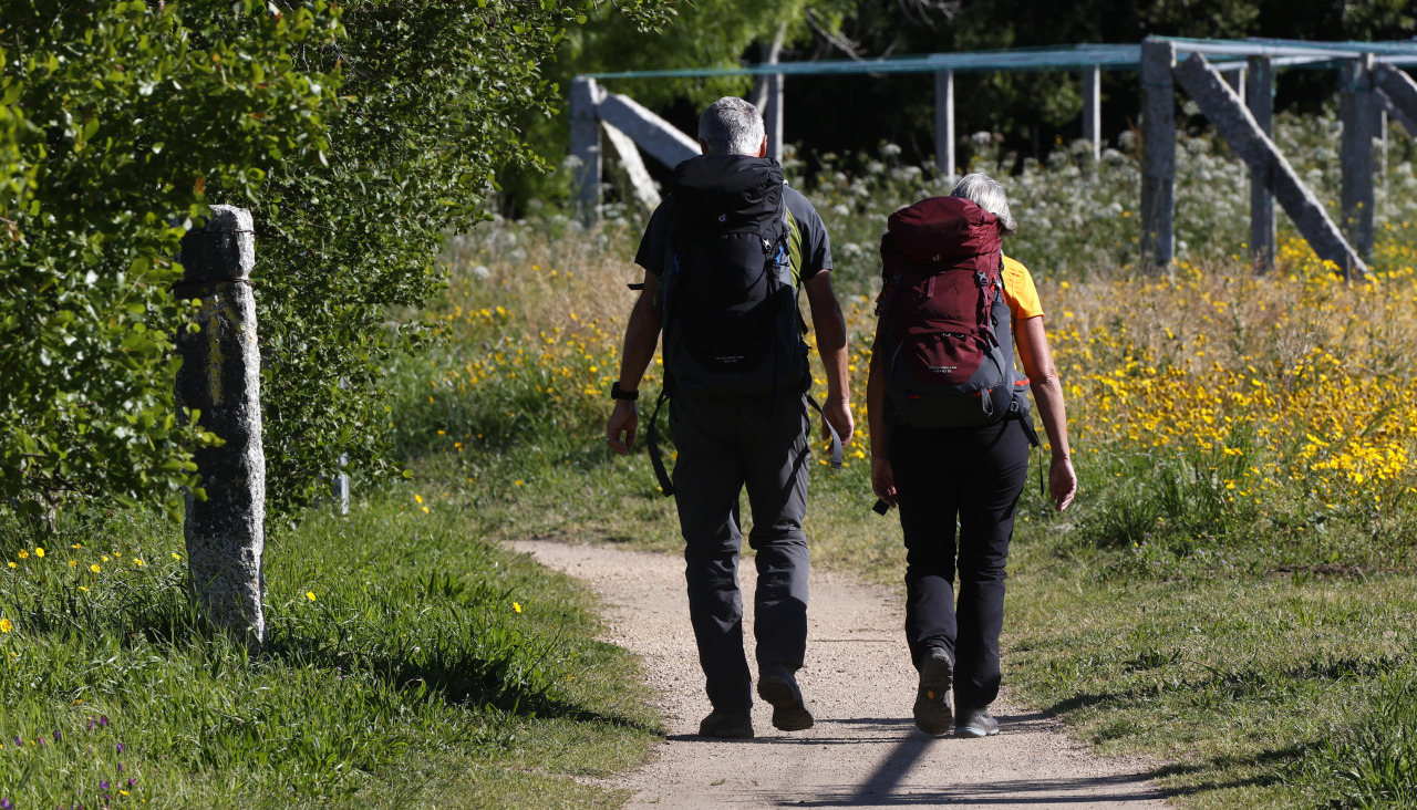 Dos senderistas en la Variante Espiritual del Camino Portugués
