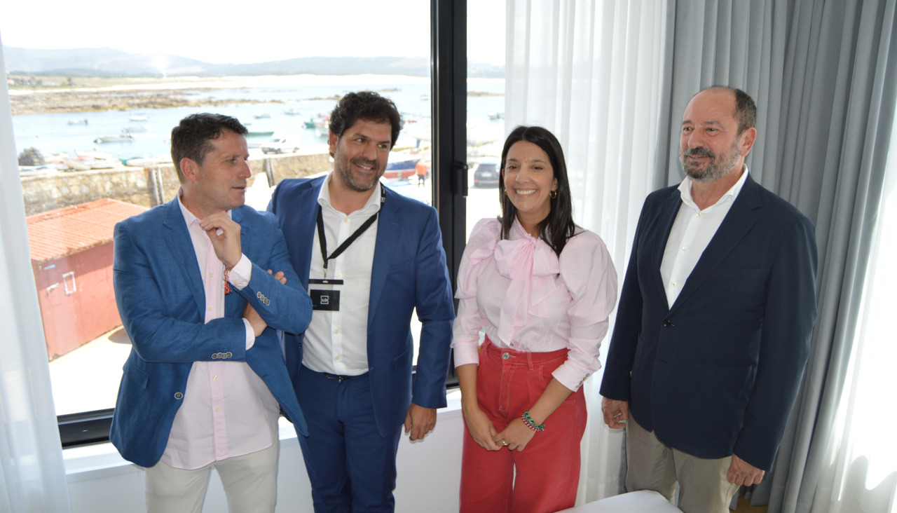 Varias autoridades acompañaron a Alberto Rodríguez Boo en la visita al hotel 'Alda Corrubedo'