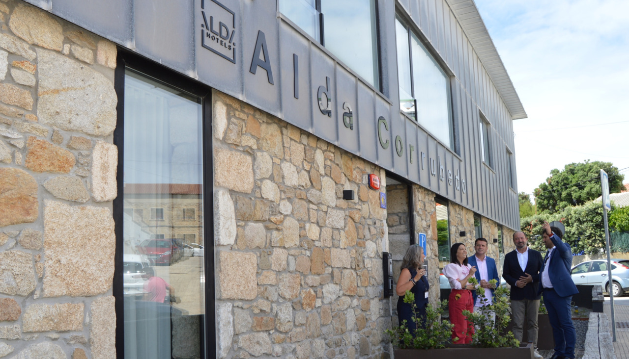 Varias autoridades acompañaron a Alberto Rodríguez Boo en la visita al hotel 'Alda Corrubedo'