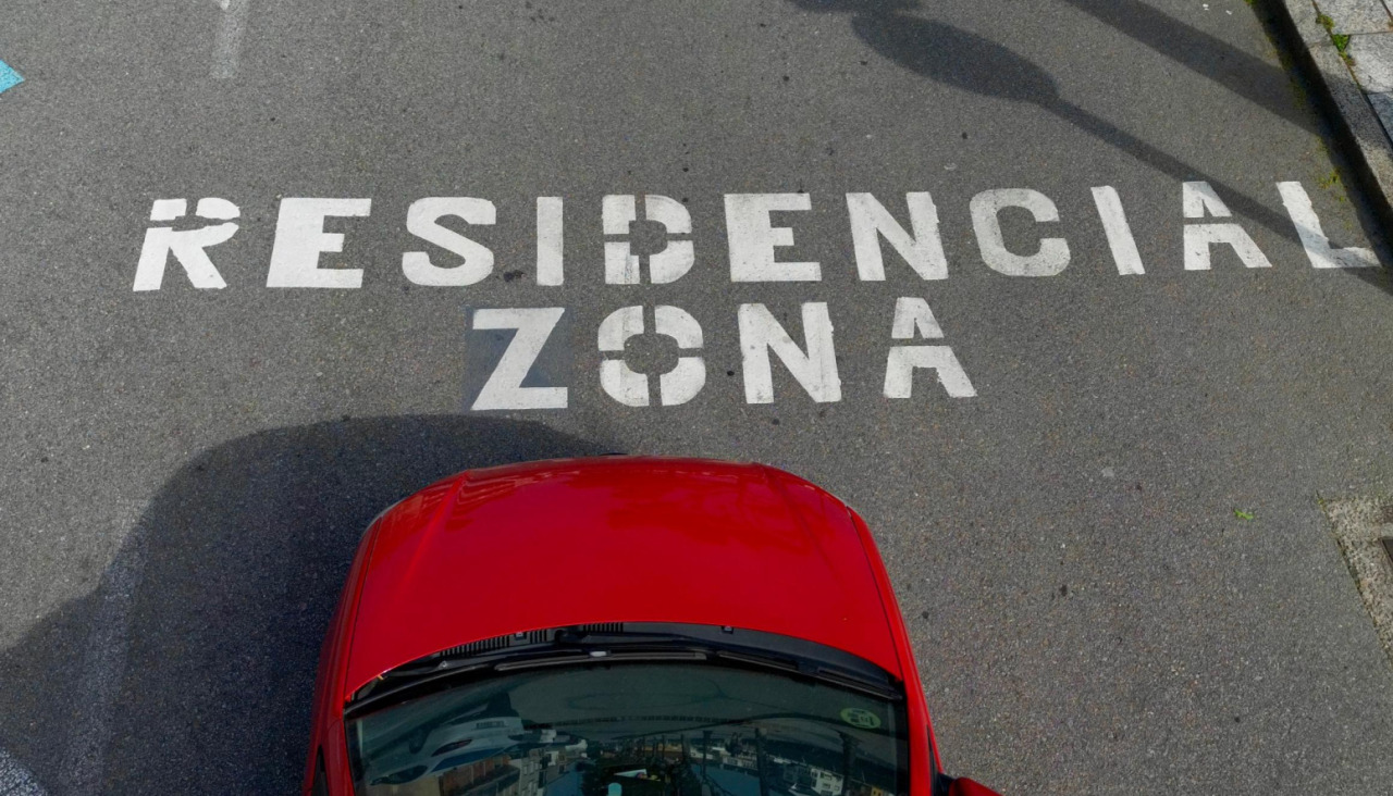 Un vehiculo accede a la zona solo permitida a residentes