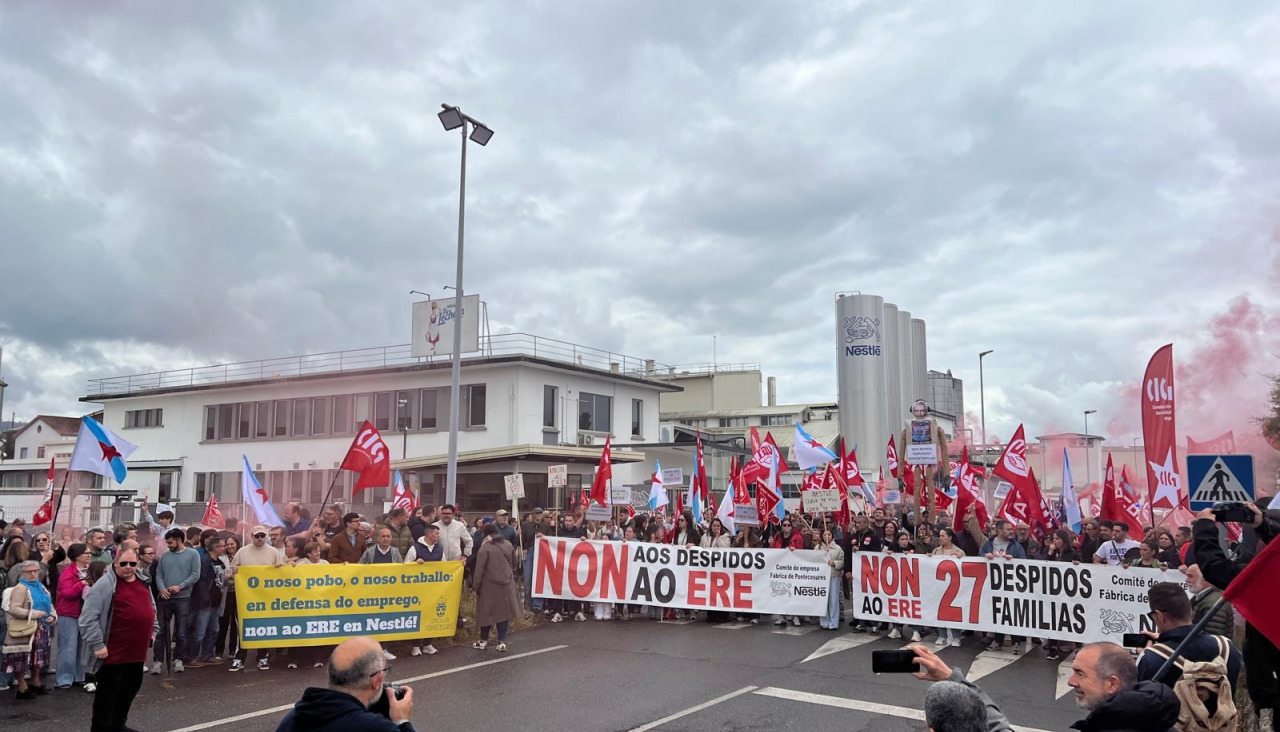 La gran manifestación que colapsó las calles de Cesures contra el ERE de Nestlé