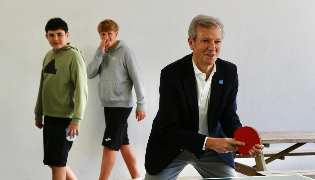 El presidente de la Xunta de Galicia, Alfonso Rueda, visita los nuevos espacios del IES Plurilingüe Aquis Celenis de Caldas