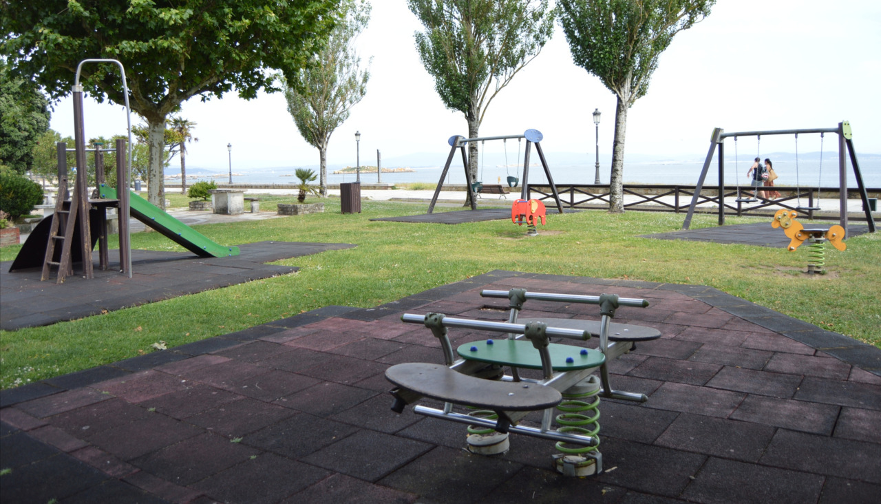 El parque infantil de Coroso se renovará con un juego de madera tipo parkour de cuerdas, escaleras y redes, entre otros elementos