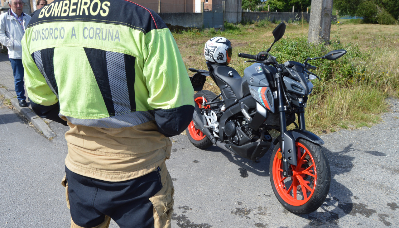 La dotación de guardia del parque comarcal de Bomberos de Ribeira, el GAEM y la Guardia Civil de Tráfico de Santiago de Compostela fueron movilizados para intervenir  en el accidente