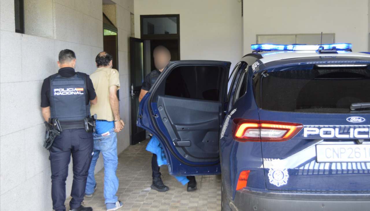 Una patrulla de la comisaría conduce a uno de los detenidos al juzgado