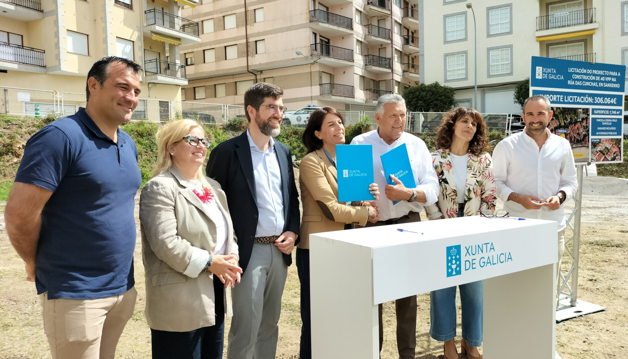 La conselleira de Vivenda, María Martínez Allegue, y el alcalde de Sanxenxo, Telmo Martín, durante la firma de cesión de terrenos