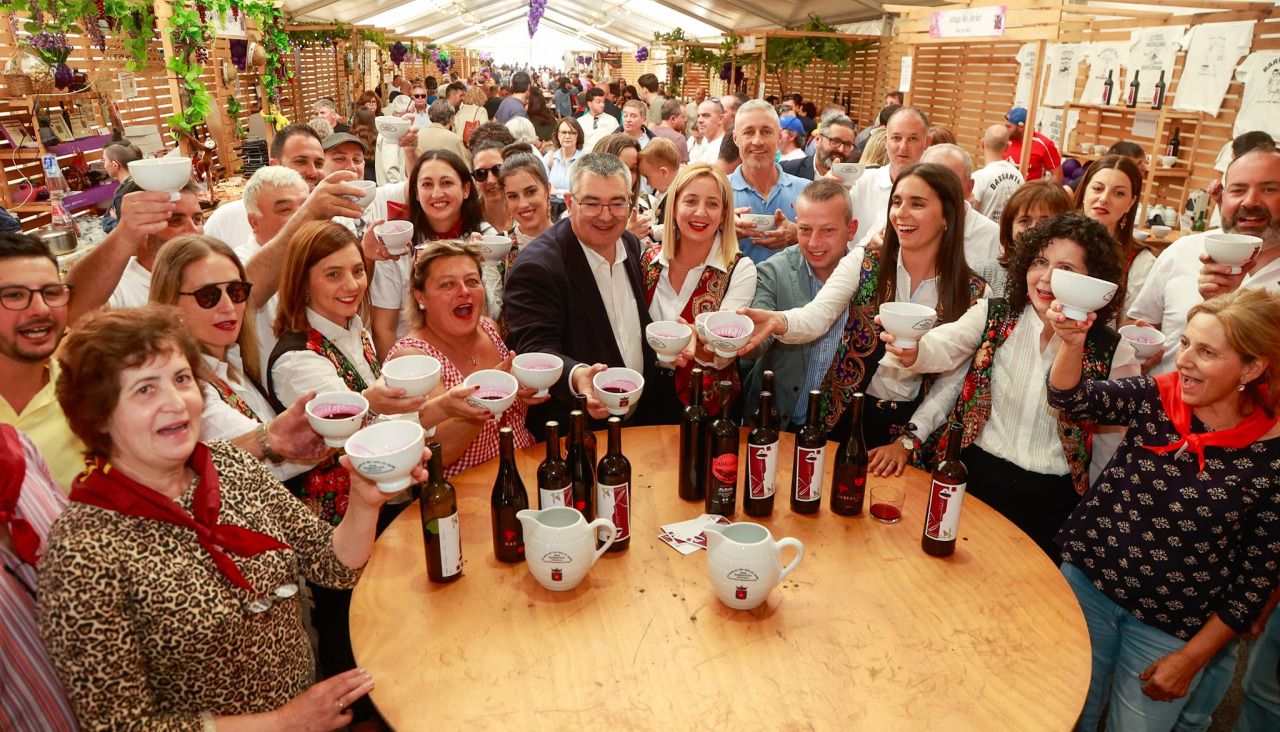 Autoridades y colaboradores, hoy, en el brindis inaugural