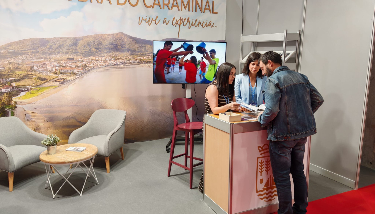 El expositor pobrense ofrece información turística, material divulgativo y contenidos relacionados con las fiestas y tradiciones pobrenses