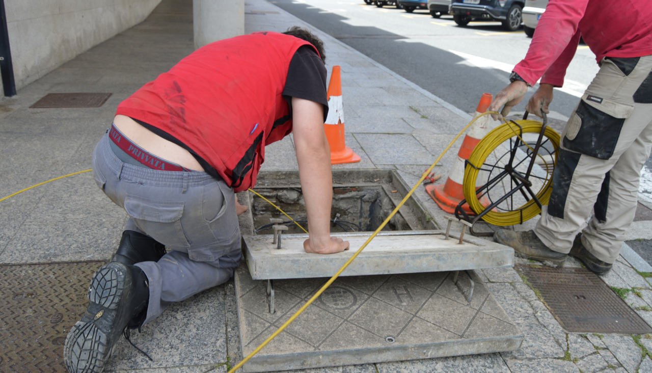 Operarios de la empresa distribuidora procedieron ayer a la instalación de la fibra óptica en la céntrica Rúa Barbanza para dotar de ese servicio a los residentes
