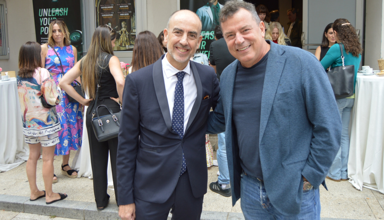 Gonzalo López Castro, impulsor del simposio, conversó con Giulio Rasperini durante el 'coffee break' que tuvo lugar antes de la intervención del italiano en el simposio dental