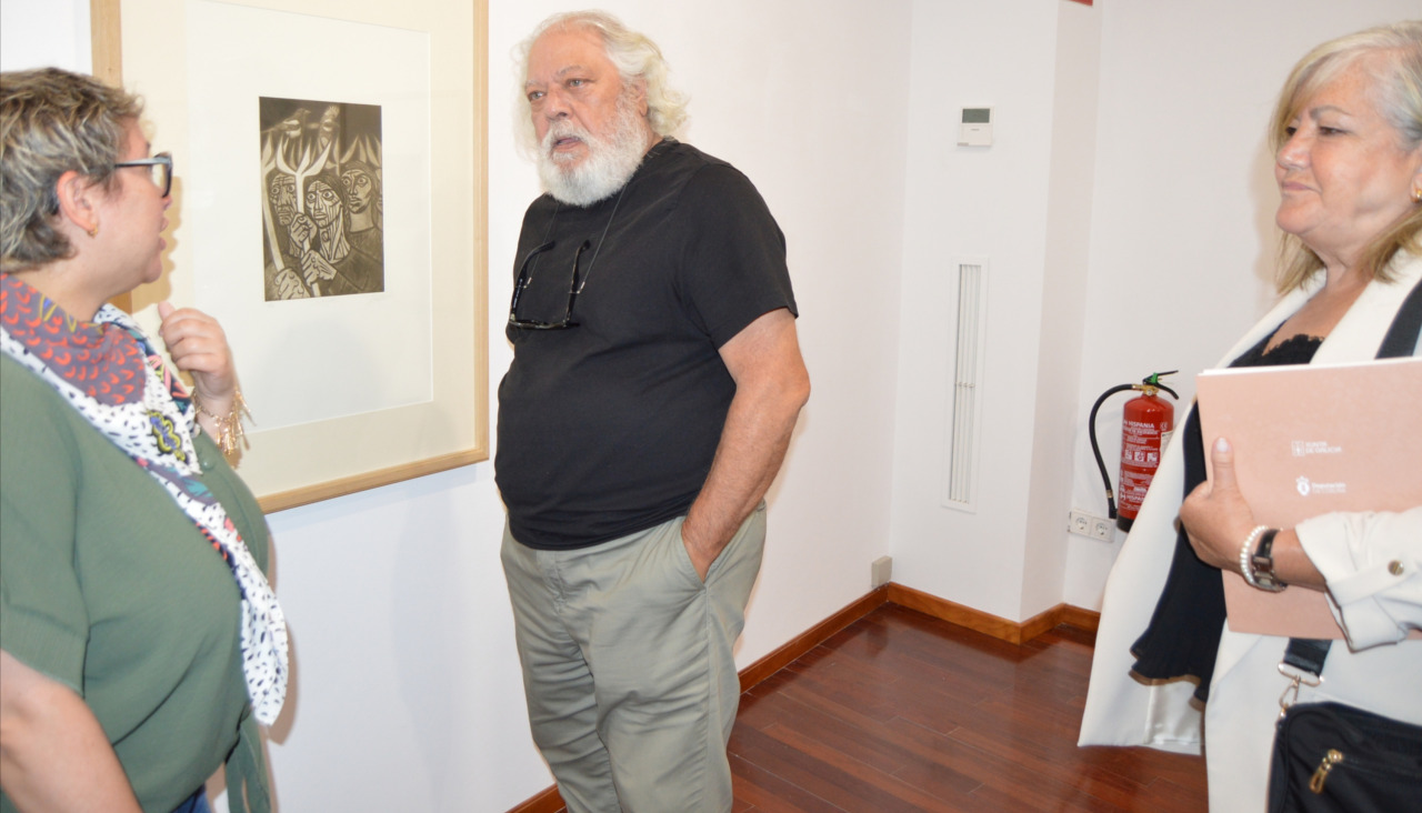 La exposición de Yolanda Carbajales en homenaje a Isaac Díaz Pardo ya ha recibido sus primeras visitas durante la inauguración