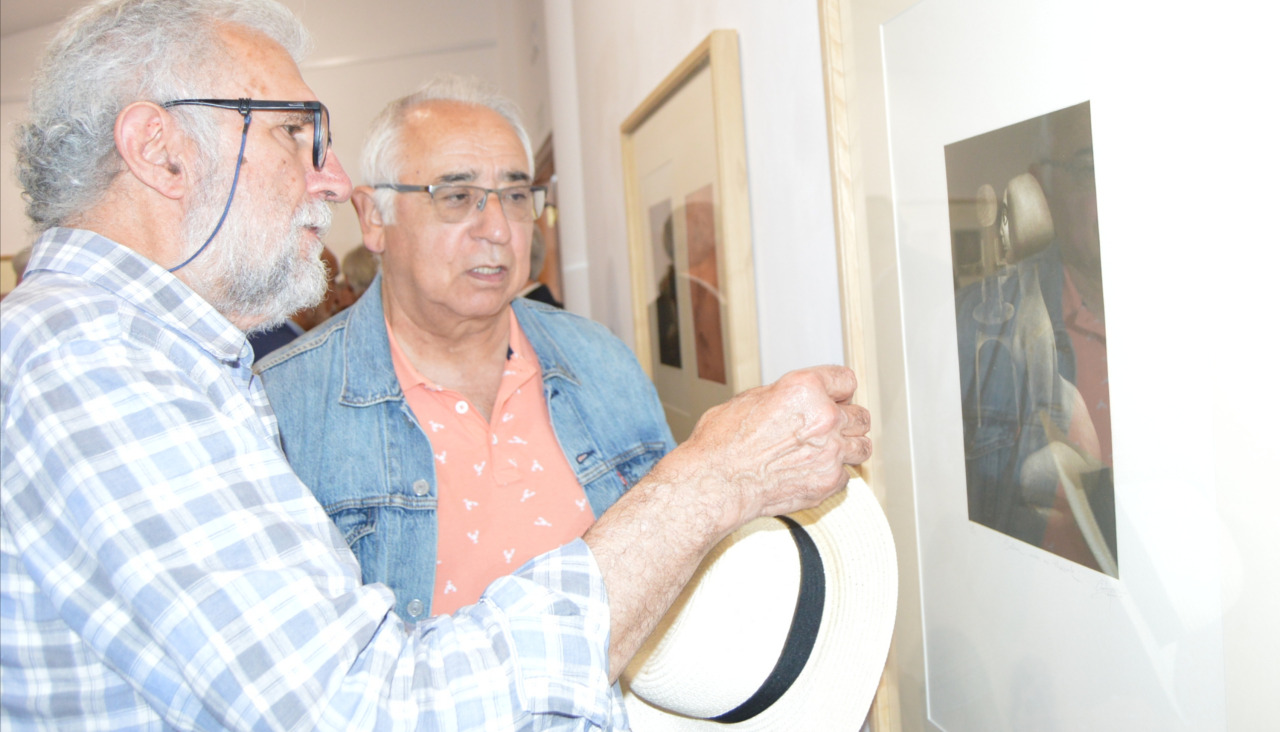 La exposición de Yolanda Carbajales en homenaje a Isaac Díaz Pardo ya ha recibido sus primeras visitas durante la inauguración