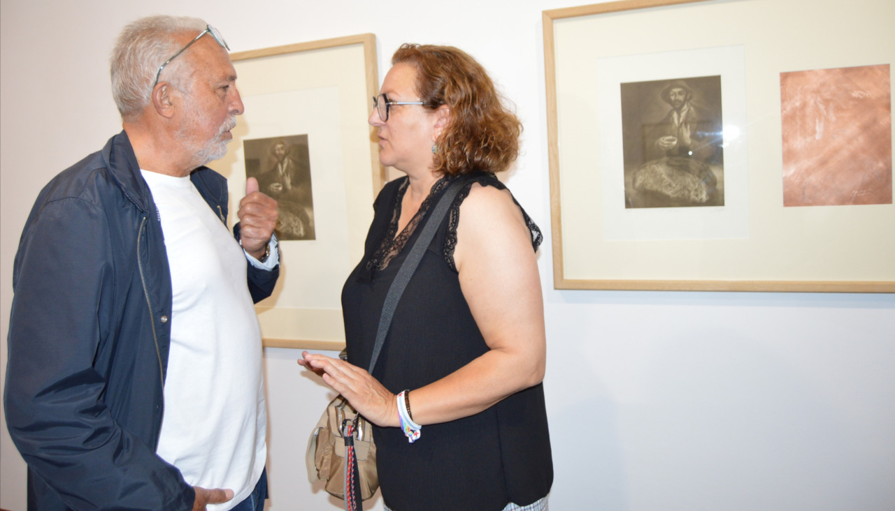 La exposición de Yolanda Carbajales en homenaje a Isaac Díaz Pardo ya ha recibido sus primeras visitas durante la inauguración