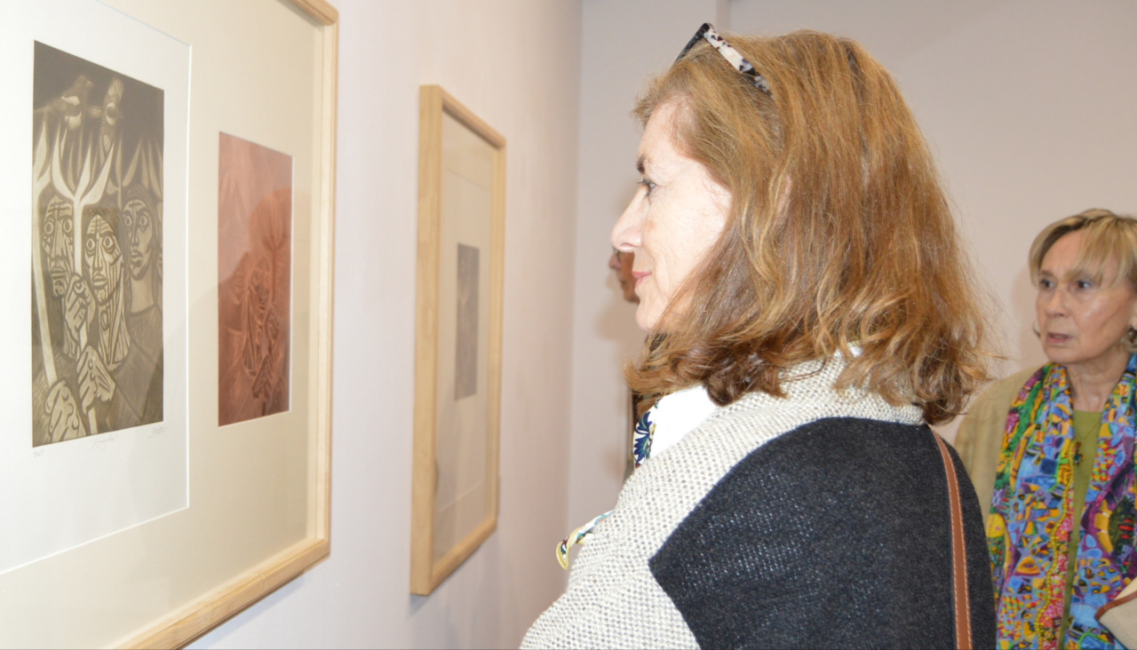 La exposición de Yolanda Carbajales en homenaje a Isaac Díaz Pardo ya ha recibido sus primeras visitas durante la inauguración