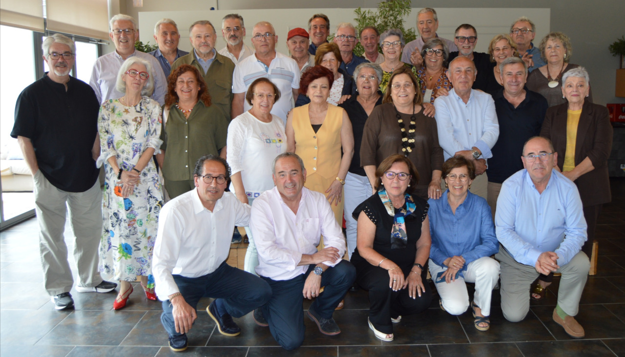 Un total de 32 integrantes de la promoción del 73 del colegio 'Galaxia' celebraron un nuevo encuentro en el salón de eventos 'Baiuca' al cumplirse 53 años de la conclusión de sus estudios en ese colegio