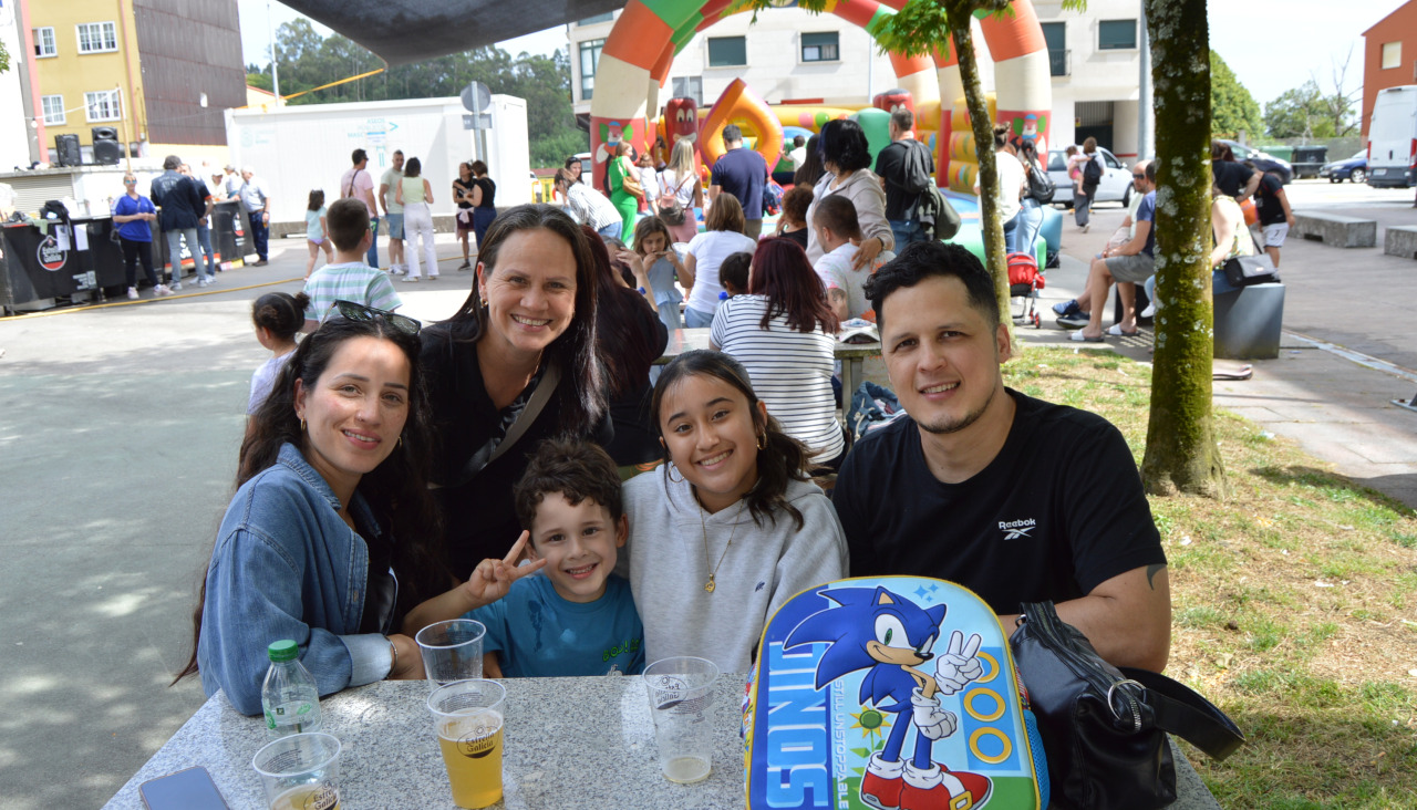 La fiesta incluyó una comida popular en la que los asistentes pudieron adquirir raciones de pulpo y otras viandas