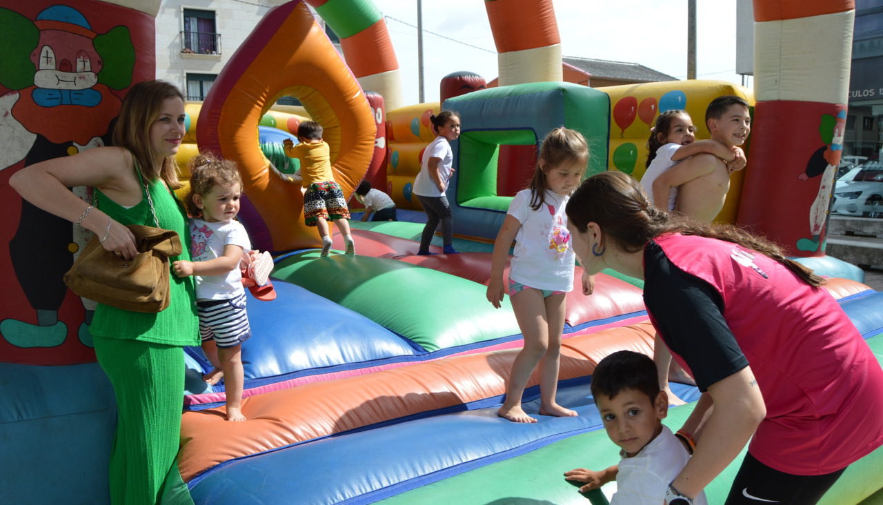 Los niños que acudieron a la fiesta en Cimadevila pudieron disfrutar de hinc