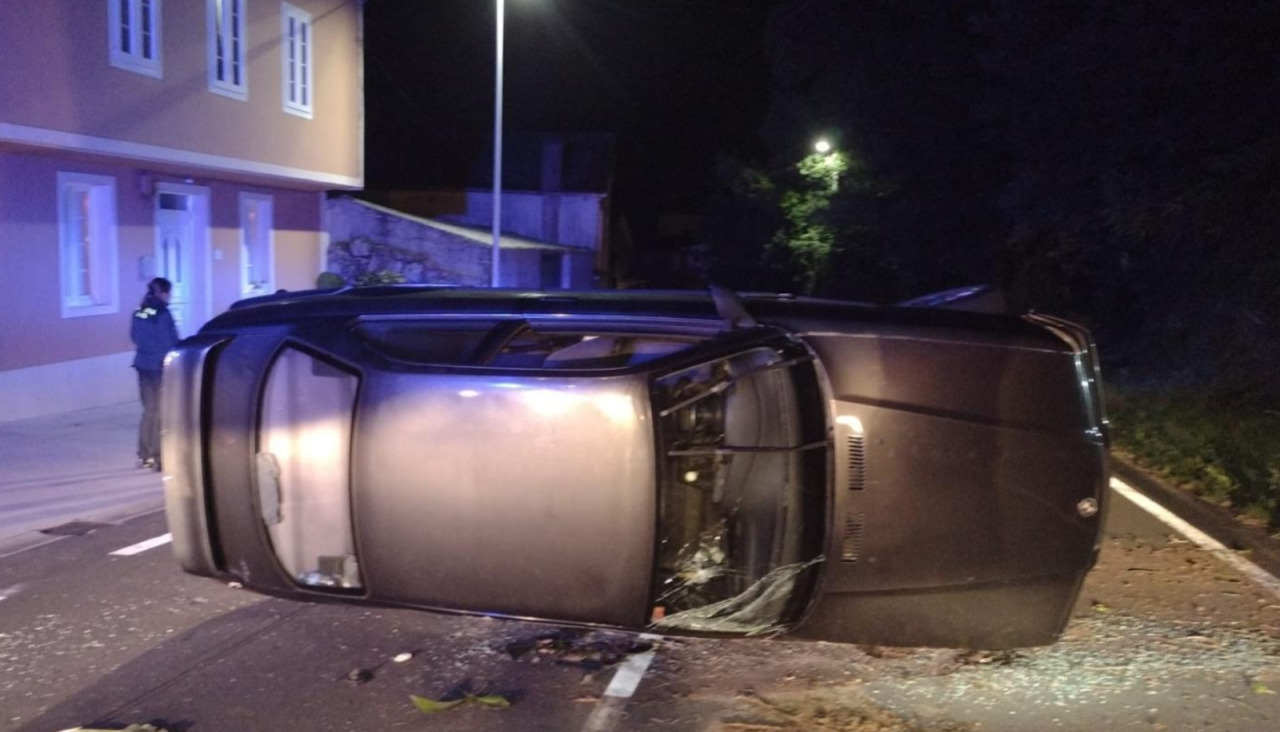 Un BMW acabó volcado lateralmente sobre la calzada, a la que regresó tras salirse de la vía por el lado izquierdo e impactar contra un talud
