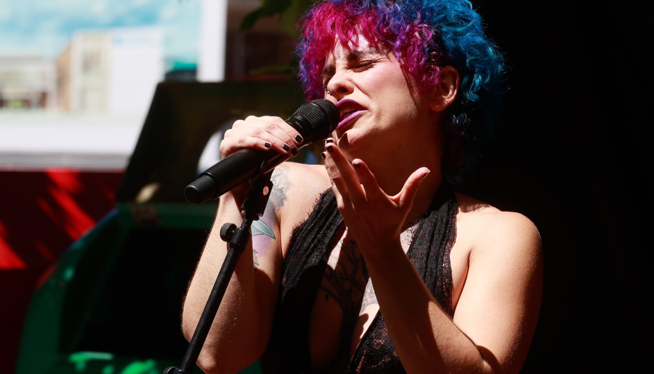 La voz de Alexandra Carrera protagonizó la sesión dominical del Ágora Vermú