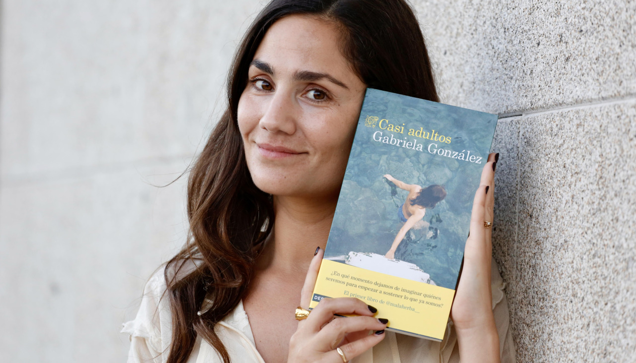 La vilagarciana Gabriela González con la portada de su primer libro