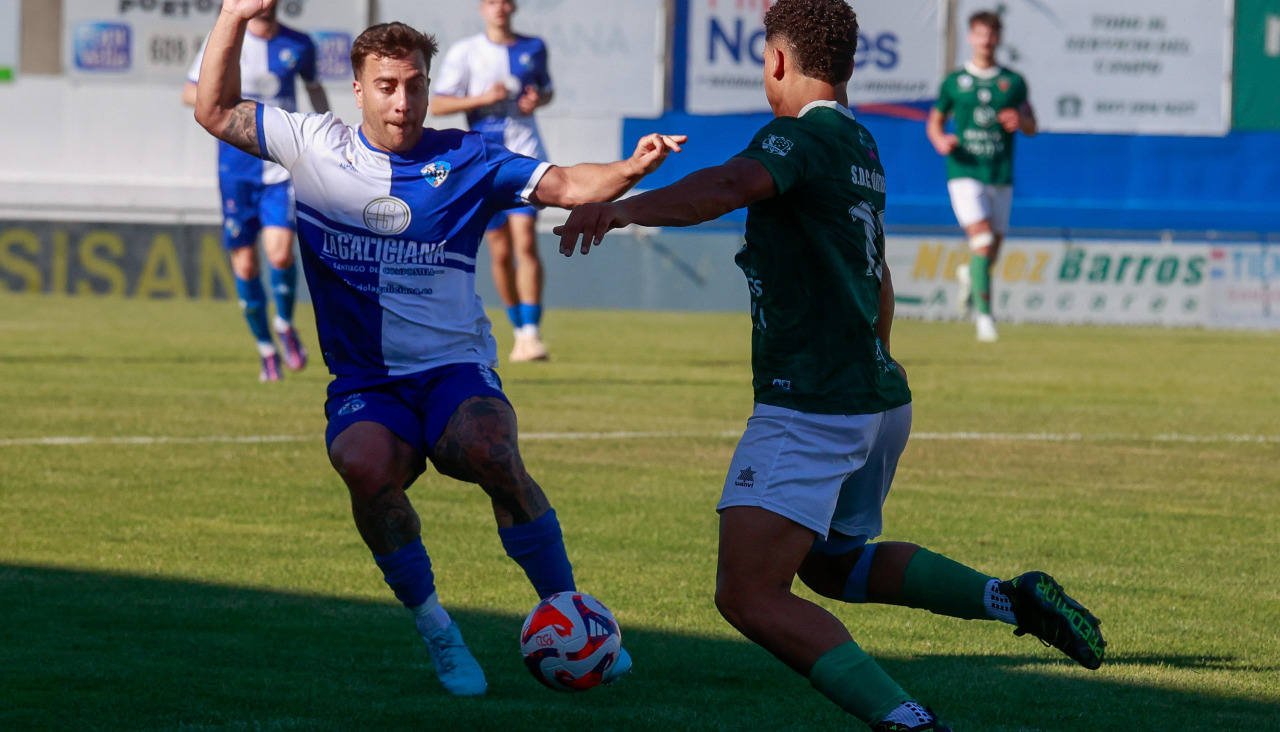 Marcos trata de cortar el avance de un jugador del Órdenes