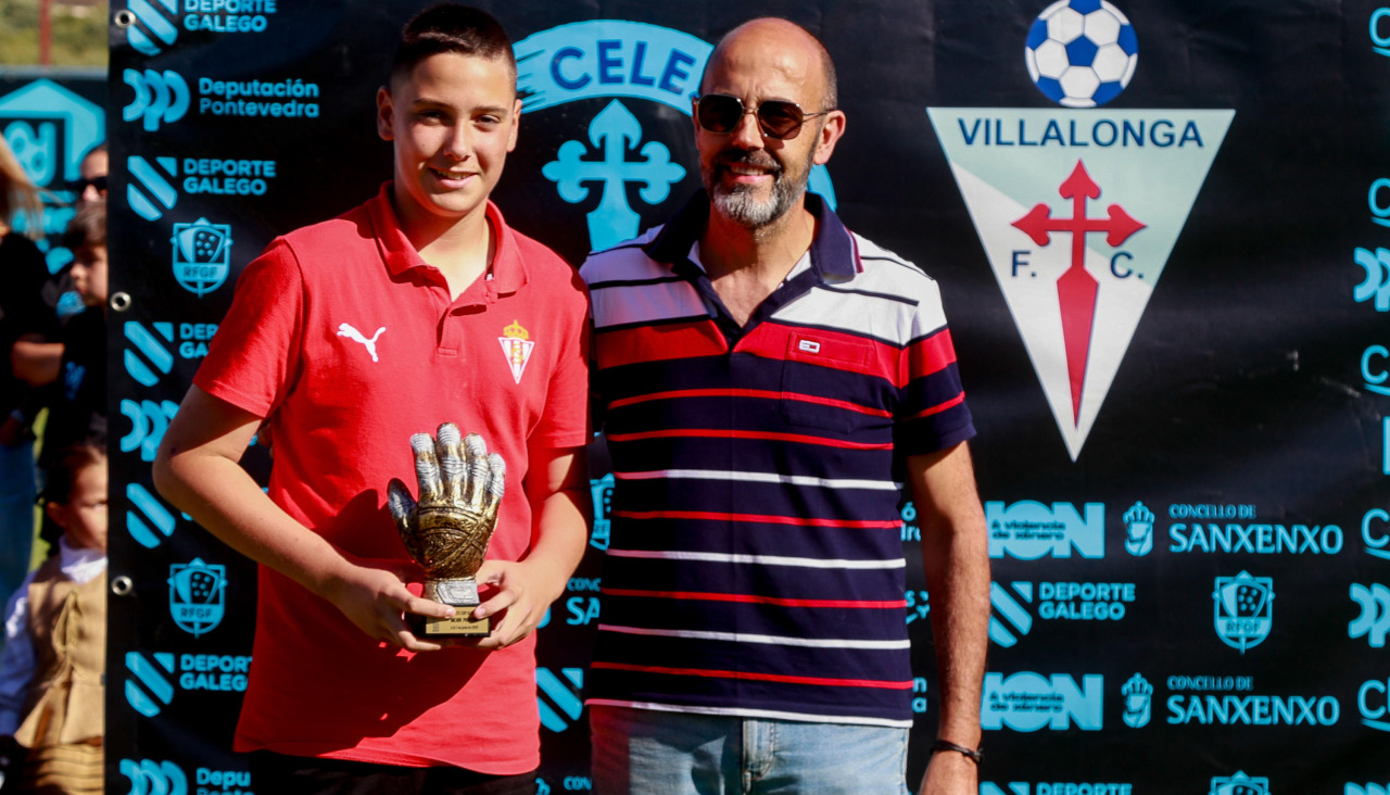 Paco Ozores, director del torneo, ntrega el trofeo al mejor portero del campeonato