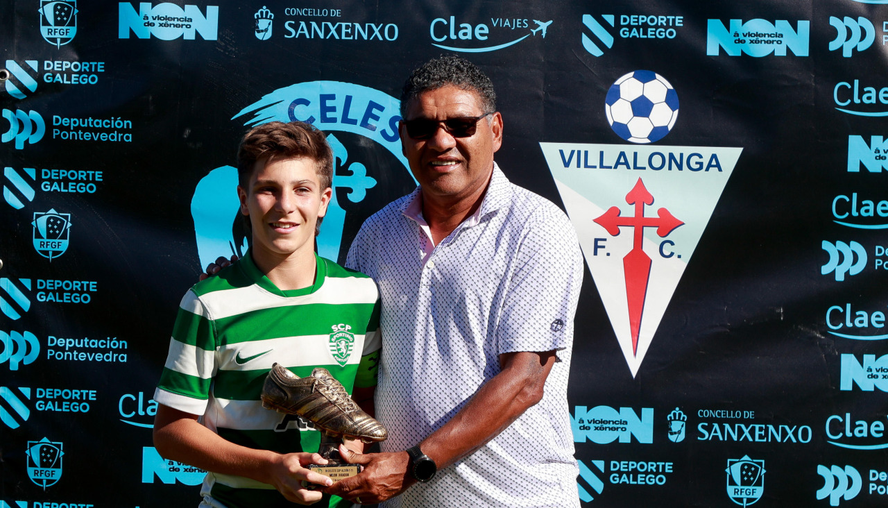Donato, padrino de la Celeste Cup, entregó el premio de mejor jugador del torneo a Salvador Cunha
