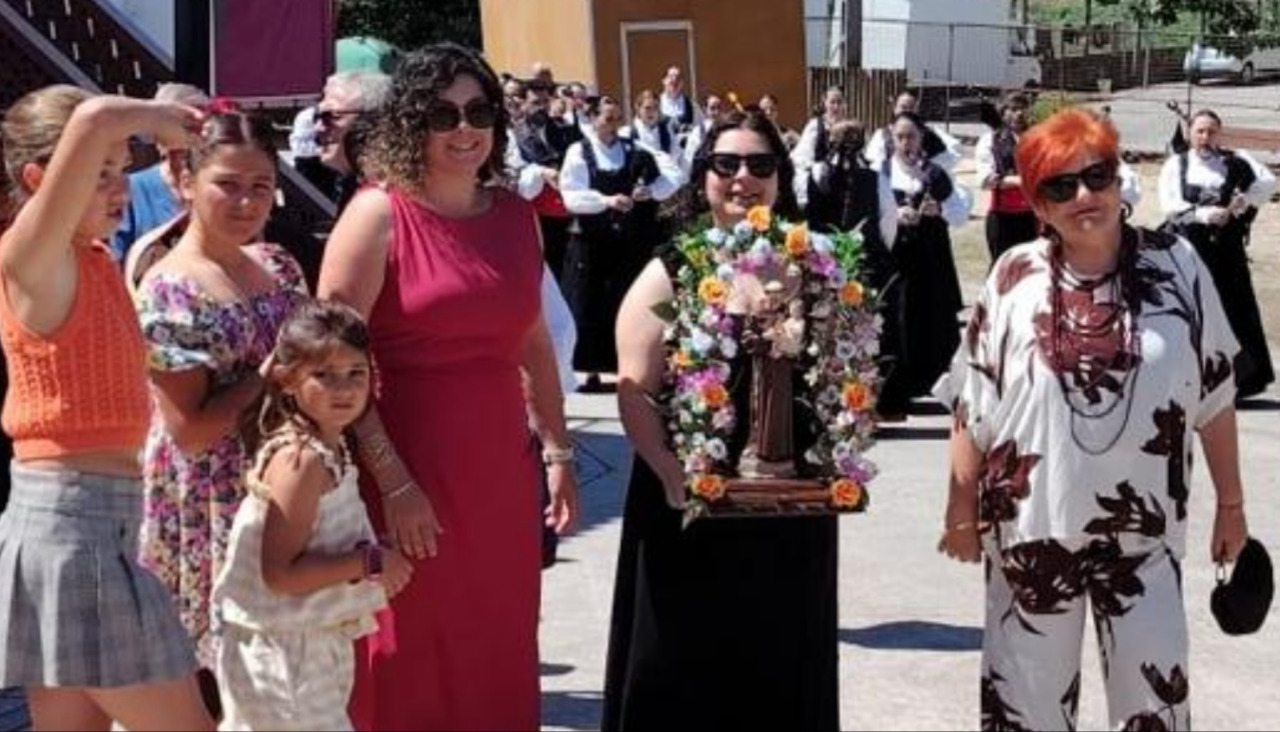 Vecinos del lugar rianxeiro de O Pazo portaron la imagen del Santo Antón durante el paseo que tuvo lugar ayer al mediodía dentro de la programación festiva en su honor