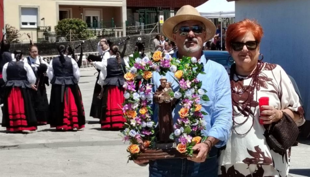 Vecinos del lugar de O Pazo se turnaron a la hora de portar al Santo Antón en el paseo programado con su talla