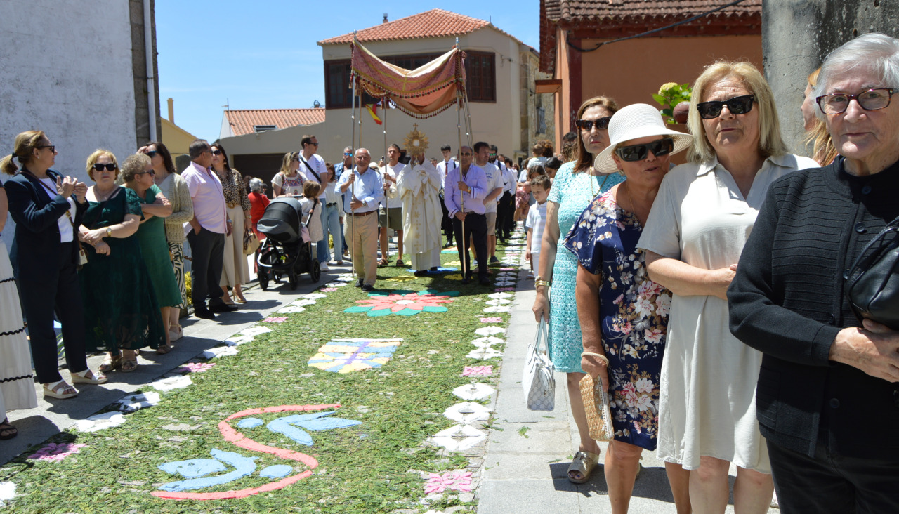 La imagen del Corpus Christi desfiló por las céntricas calles de Corrubedo adornadas con alfombras y acompañada de la Banda de Música de Cee